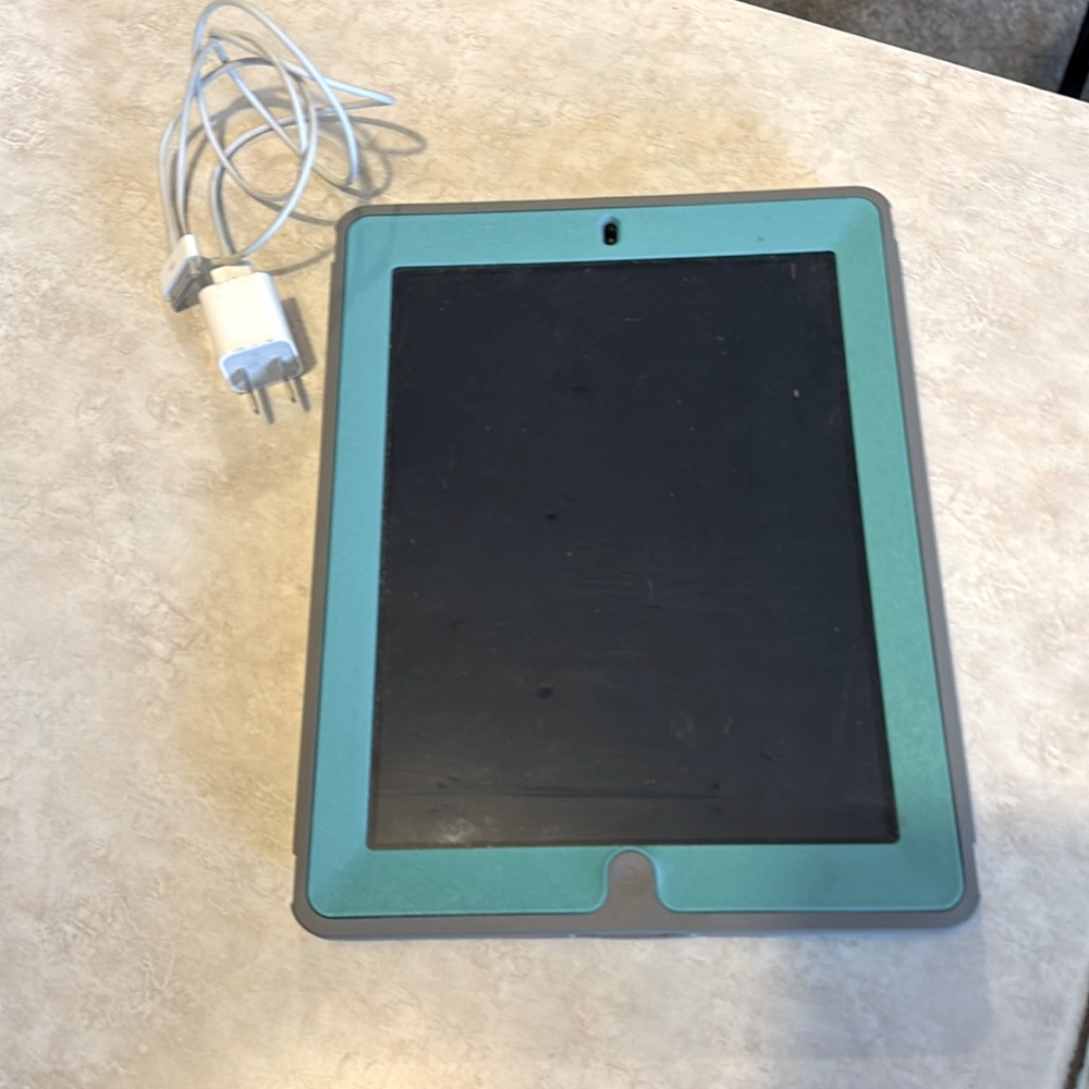 Apple iPad 2, 16 GB with otter box defender case